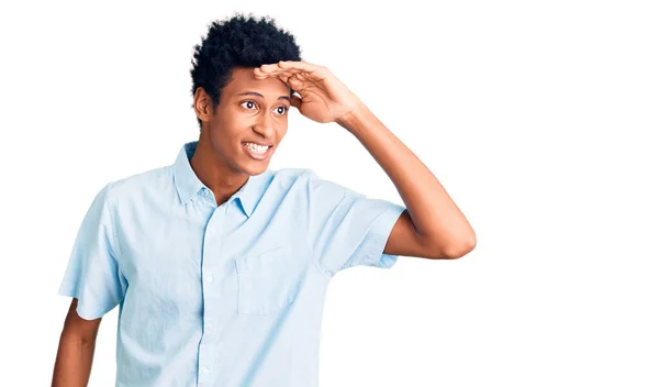 Jovem Afro Americano Vestindo Roupas Casuais Muito Feliz Sorrindo Olhando — Fotografia de Stock