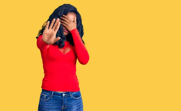 Красивая Африканская Американка Повседневной Одежде Закрывает Глаза Руками Делает Остановку — стоковое фото