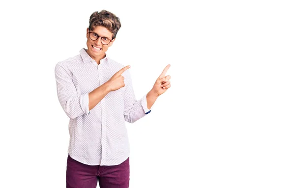 Joven Hombre Guapo Con Ropa Negocios Gafas Sonriendo Mirando Cámara —  Fotos de Stock