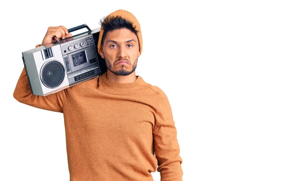 Snygg Latinamerikansk Ung Man Som Håller Boombox Lyssnar Musik Deprimerad — Stockfoto