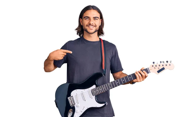 Jeune Bel Homme Jouant Guitare Électrique Pointant Doigt Sourire Heureux — Photo