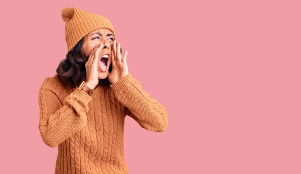 Jovem Bela Mulher Raça Mista Vestindo Suéter Chapéu Inverno Gritando — Fotografia de Stock