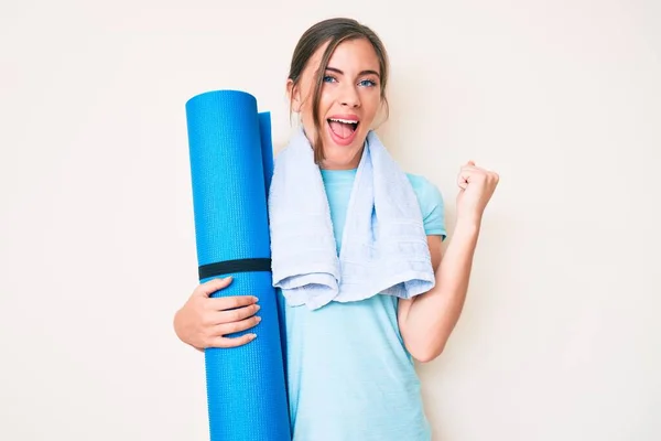 Schöne Junge Kaukasische Frau Hält Yogamatte Und Schreit Stolz Feiert — Stockfoto