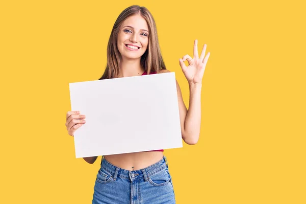 Jovem Bela Mulher Loira Segurando Banner Vazio Fazendo Sinal Com — Fotografia de Stock