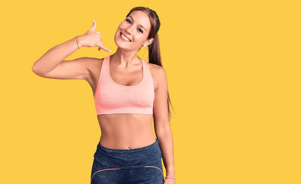 Jovem Mulher Hispânica Bonita Vestindo Sportswear Sorrindo Fazendo Gesto Telefone — Fotografia de Stock