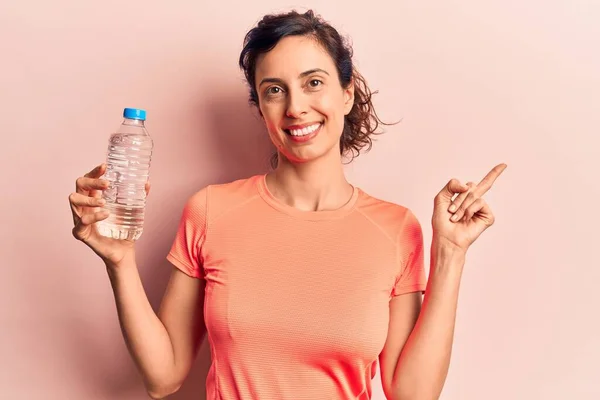 Junge Schöne Hispanische Frau Trinkt Flasche Wasser Lächelnd Glücklich Zeigt — Stockfoto