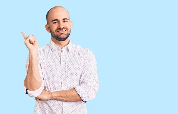 Joven Hombre Guapo Con Una Camisa Elegante Con Una Gran —  Fotos de Stock