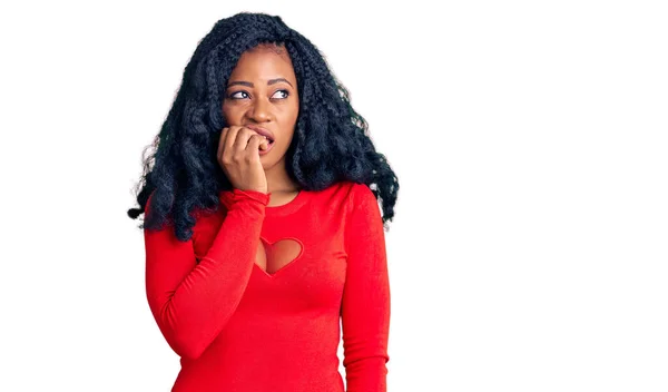 美丽的非洲裔美国女人穿着休闲装 看上去很紧张 双手放在咬指甲的嘴上 焦虑问题 — 图库照片