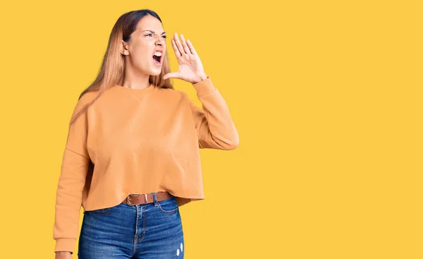 Mooie Jonge Vrouw Draagt Casual Kleding Schreeuwend Schreeuwend Luid Aan — Stockfoto