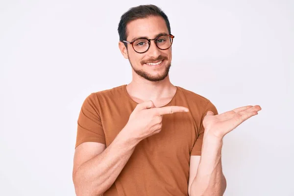 Ung Stilig Man Bär Casual Kläder Och Glasögon Förvånad Och — Stockfoto