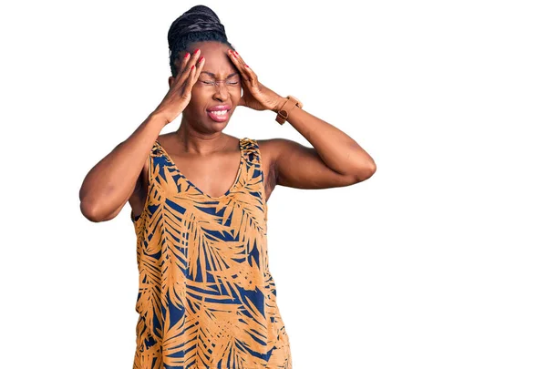 ストレスのため 若いアフリカ系アメリカ人女性の頭の上に手でカジュアルな服を着て 片頭痛 — ストック写真