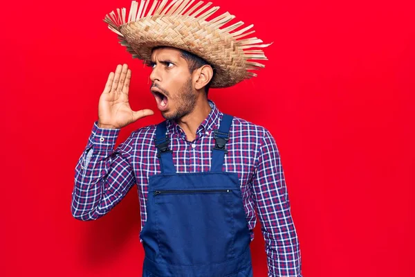 Joven Latino Con Sombrero Granjero Delantal Gritando Gritando Fuerte Lado —  Fotos de Stock