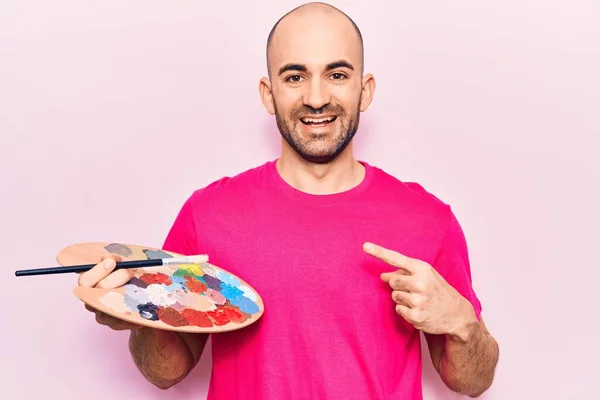 Joven Hombre Calvo Guapo Pintando Usando Pincel Paleta Sonriendo Feliz — Foto de Stock