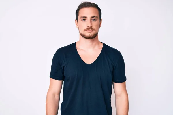 Jonge Knappe Man Casual Kleding Met Een Serieuze Uitdrukking Het — Stockfoto