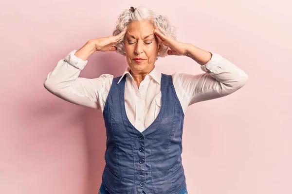 高齢者の白髪の女性の頭の上に手でカジュアルな服を着て 頭痛の種のため ストレス 片頭痛 — ストック写真