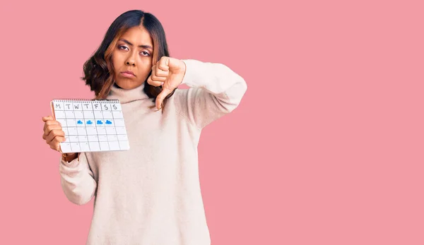 Jonge Mooie Gemengde Ras Vrouw Met Reiskalender Met Boos Gezicht — Stockfoto