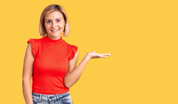 Jovem Loira Vestindo Roupas Casuais Sorrindo Alegre Apresentando Apontando Com — Fotografia de Stock