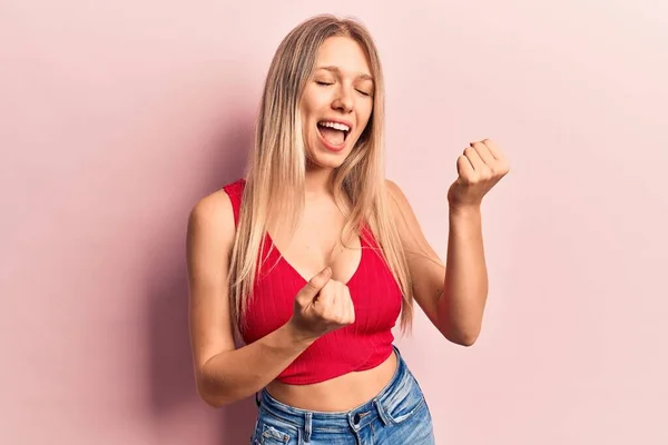 Young Blonde Woman Wearing Casual Clothes Celebrating Surprised Amazed Success — Stock Photo, Image