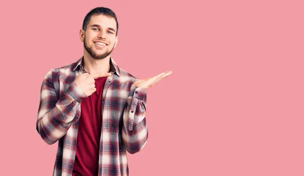 Jovem Homem Bonito Vestindo Camisa Casual Espantado Sorrindo Para Câmera — Fotografia de Stock