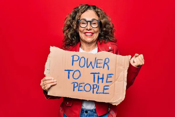 Schöne Frau Mittleren Alters Die Nach Rechten Fragt Hält Banner — Stockfoto