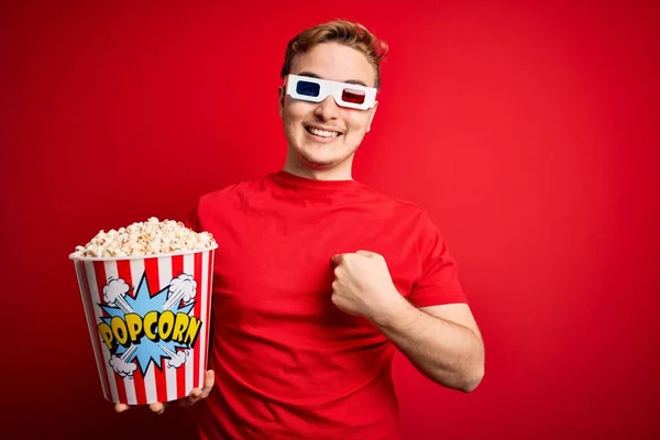 Jovem Bonito Ruiva Homem Assistindo Óculos Comer Pipoca Lanche Sobre — Fotografia de Stock