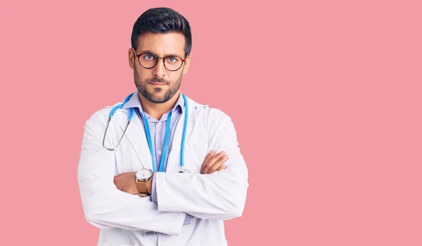 Jovem Hispânico Vestindo Uniforme Médico Estetoscópio Cético Nervoso Desaprovando Expressão — Fotografia de Stock