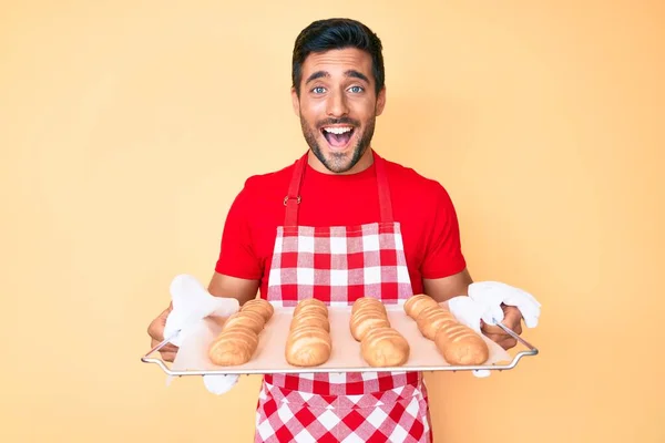 Giovane Uomo Ispanico Indossa Grembiule Forno Tenendo Pane Fatto Casa — Foto Stock