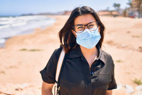 Jovem Bela Mulher Morena Usando Máscara Médica Óculos Andando Praia — Fotografia de Stock