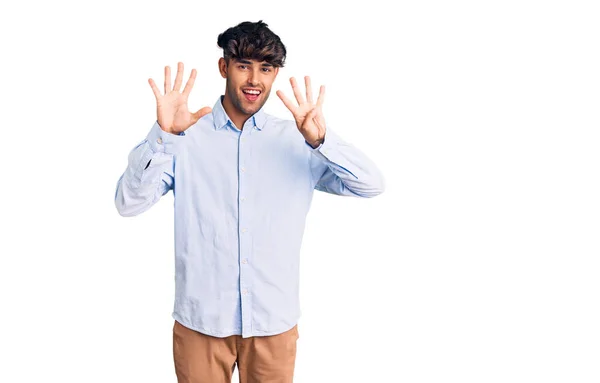 Jonge Latijns Amerikaanse Man Draagt Casual Shirt Tonen Wijzen Met — Stockfoto