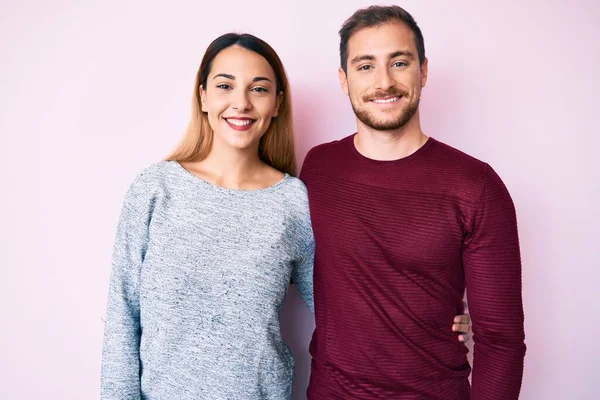 Belo Casal Vestindo Roupas Casuais Com Sorriso Feliz Legal Rosto — Fotografia de Stock