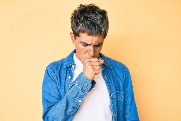 Homem Bonito Jovem Vestindo Roupas Casuais Sentindo Mal Tosse Como — Fotografia de Stock