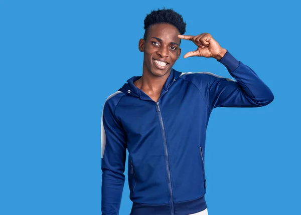 Afro Amerikalı Genç Adam Spor Kıyafetleri Giyiyor Gülümsüyor Hareketleriyle Hareket — Stok fotoğraf