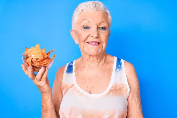 Senior Hermosa Mujer Con Ojos Azules Pelo Gris Sosteniendo Nachos — Foto de Stock