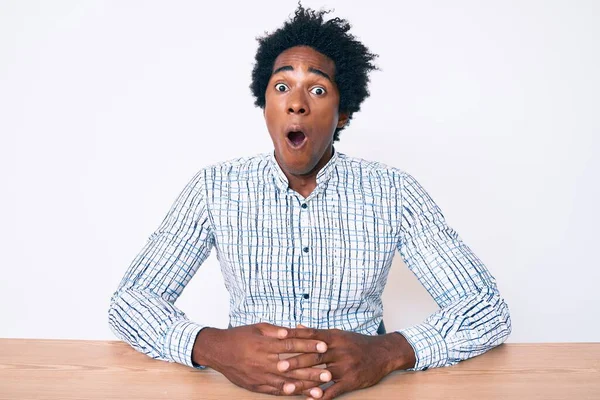 Bonito Homem Africano Americano Com Cabelo Afro Vestindo Roupas Casuais — Fotografia de Stock