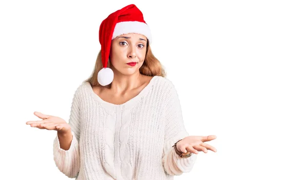 Mooie Jonge Vrouw Draagt Kerst Hoed Clueless Verwarde Uitdrukking Met — Stockfoto