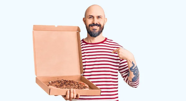 Νεαρός Όμορφος Άντρας Που Κρατάει Κουτί Της Πίτσας Δείχνοντας Τον — Φωτογραφία Αρχείου
