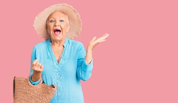 Senior Hermosa Mujer Con Ojos Azules Pelo Gris Con Vestido —  Fotos de Stock