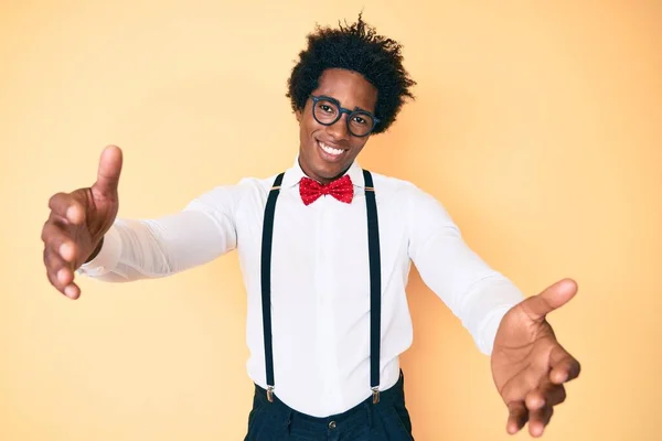 Bonito Homem Americano Africano Com Cabelo Afro Vestindo Hipster Olhar — Fotografia de Stock