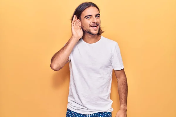 Young Handsome Man Wearing Casual Clothes Smiling Hand Ear Listening — Stock Photo, Image