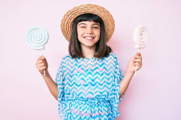 Giovane Bambina Con Bang Indossa Vestito Estivo Mangiare Caramelle Ammiccando — Foto Stock
