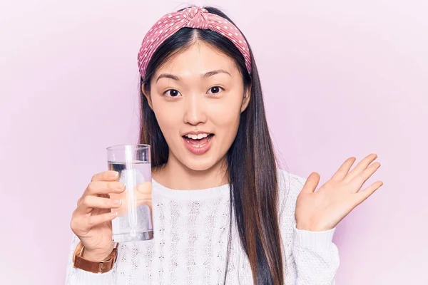 Νεαρή Όμορφη Κινέζα Γυναίκα Πίνοντας Ένα Ποτήρι Νερό Γιορτάζει Επίτευγμα — Φωτογραφία Αρχείου
