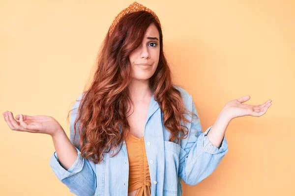 Jovem Mulher Bonita Vestindo Roupas Casuais Sem Noção Confuso Com — Fotografia de Stock