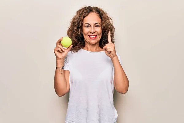 Schöne Sportlerin Mittleren Alters Mit Tennisball Auf Isoliertem Weißem Hintergrund — Stockfoto