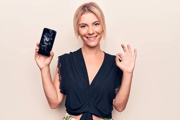 Schöne Blonde Frau Hält Smartphone Mit Geknacktem Bildschirm Über Weißem — Stockfoto