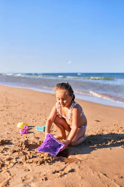 Schattig Blond Kind Bikini Zandkasteel Bouwen Met Emmer Schop Aan — Stockfoto