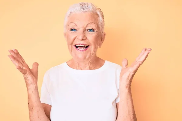 Senior Bella Donna Con Gli Occhi Azzurri Capelli Grigi Indossa — Foto Stock