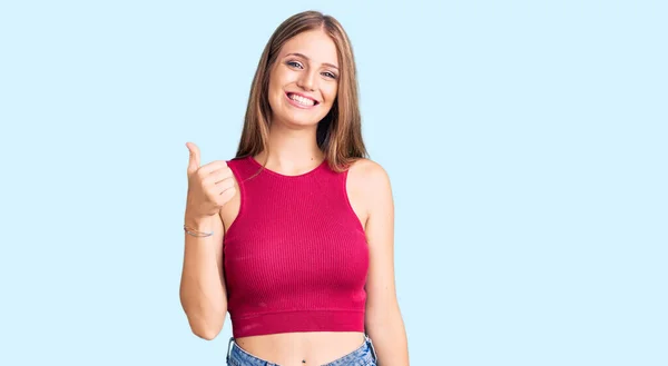 Joven Hermosa Mujer Rubia Con Elegante Camisa Verano Haciendo Pulgares — Foto de Stock