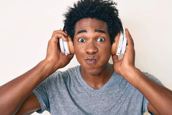 Handsome African American Man Afro Hair Listening Music Using Headphones — Stock Photo, Image