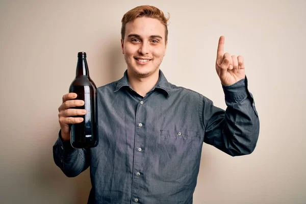 Junge Gut Aussehende Rothaarige Mann Trinken Flasche Bier Über Isolierten — Stockfoto