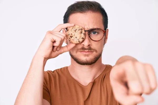 Jeune Bel Homme Tenant Cookie Pointant Doigt Vers Caméra Vers — Photo